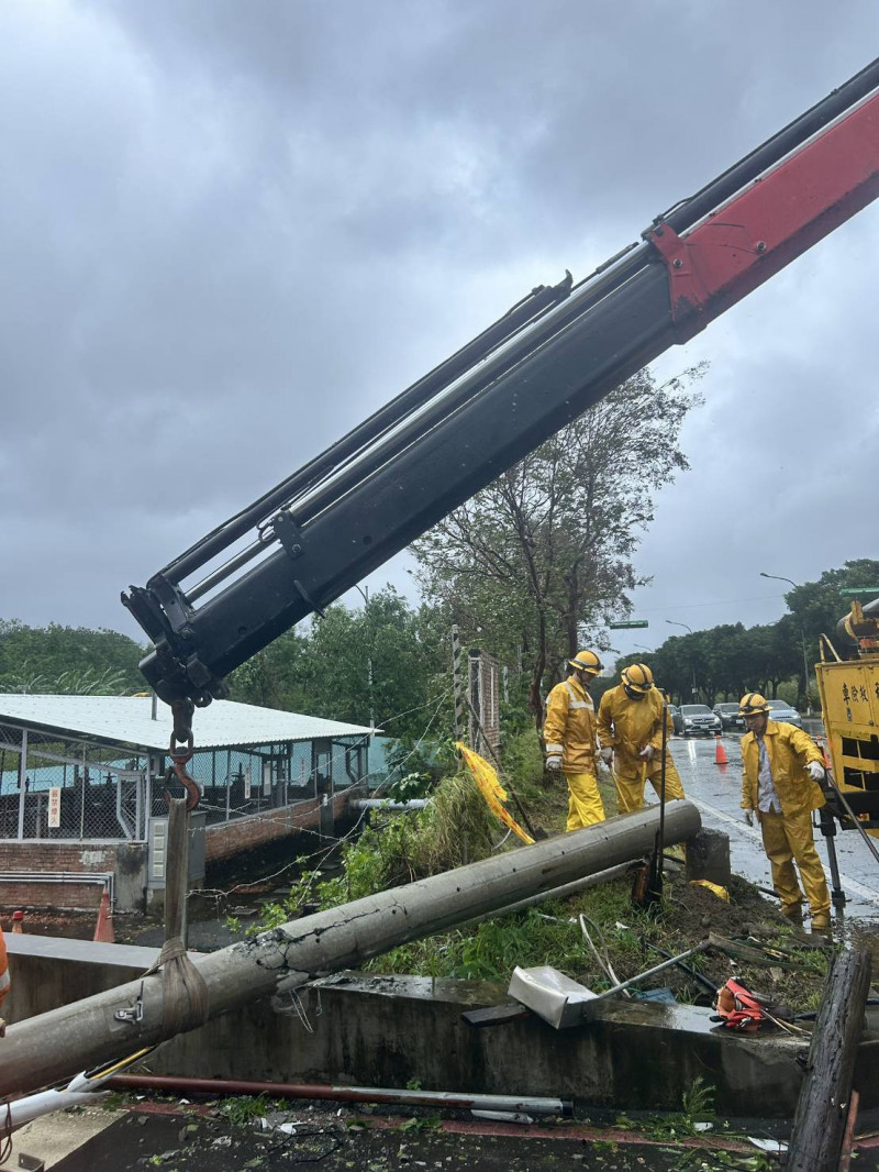 薔琵颱風釀全台逾10萬戶停電 台電搶修仍有2.5萬戶未復電