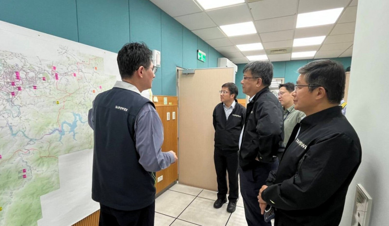 曾文生（右二）聽取台電北南區處報告用戶停電情形及復電進度。（台電北南區處提供）