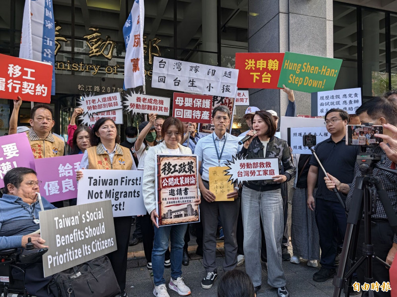 雇主團體今（27）日至勞動部陳情，勞動部勞動力發展署跨國勞動力管理組組長蘇裕國（中）出面接下雇主團體的「戰帖」。（記者李靚慧攝）
