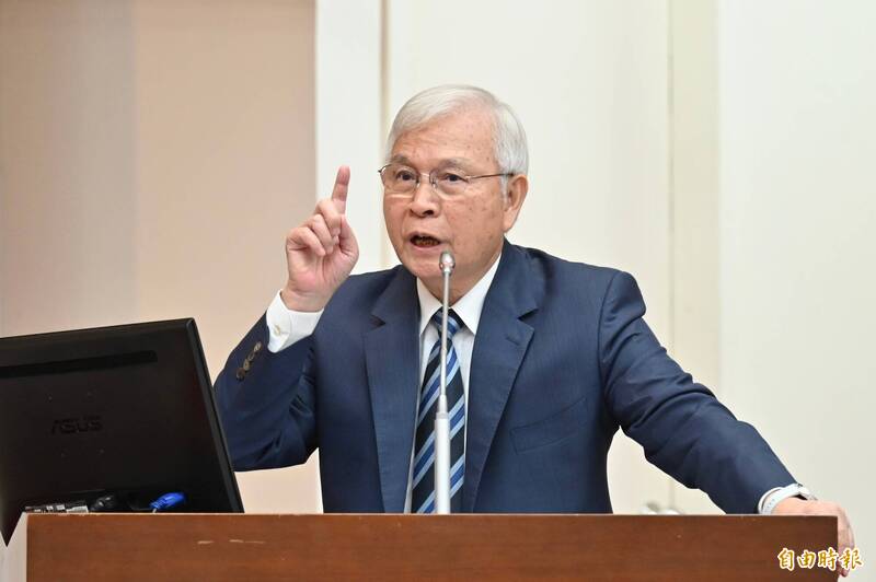 央行總裁楊金龍今(28)日出席立法院財政委員會,就所屬業務進行報告並備質詢。(記者叢昌瑾攝)