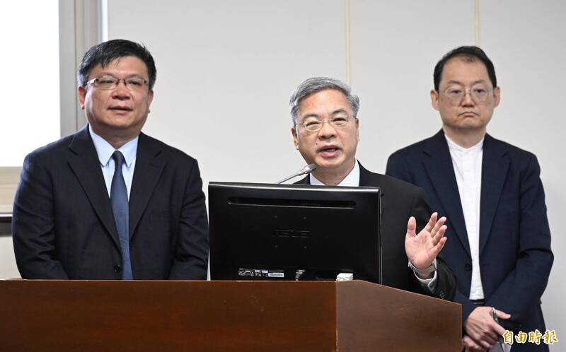 立法院經濟委員會28日邀請經濟部部長龔明鑫(右)就「國際能源價格波動下我國發電結構、能源進口依存、國內油氣與電力價格、國營能源事業營運及能源供應韌性之近十年變化、統計分析、政策執行成效與因應策略」進行報告,並備質詢。左為台電董事長曾文生。(記者羅沛德攝)