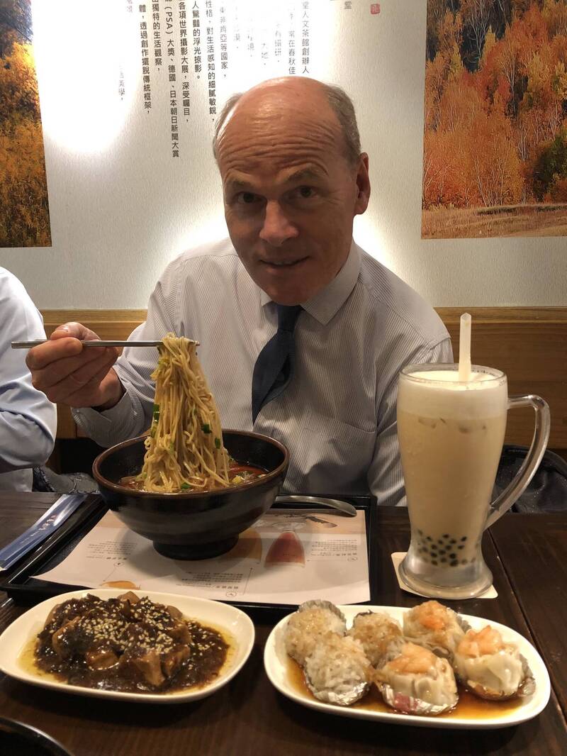 台味滿滿！加拿大駐台代表倪傑民喝珍奶吃牛肉麵