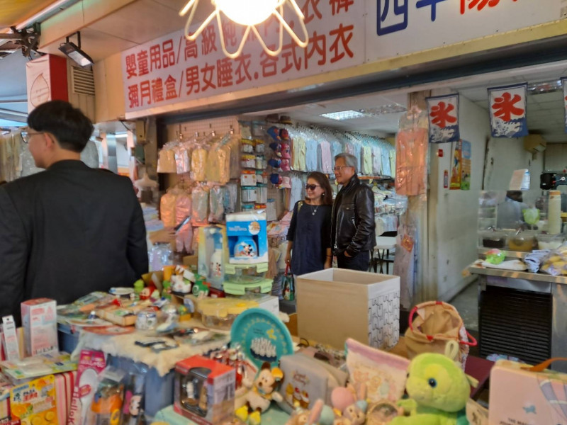 黃仁勳中午現身四平街商圈 股民狂喊：快救救AI股