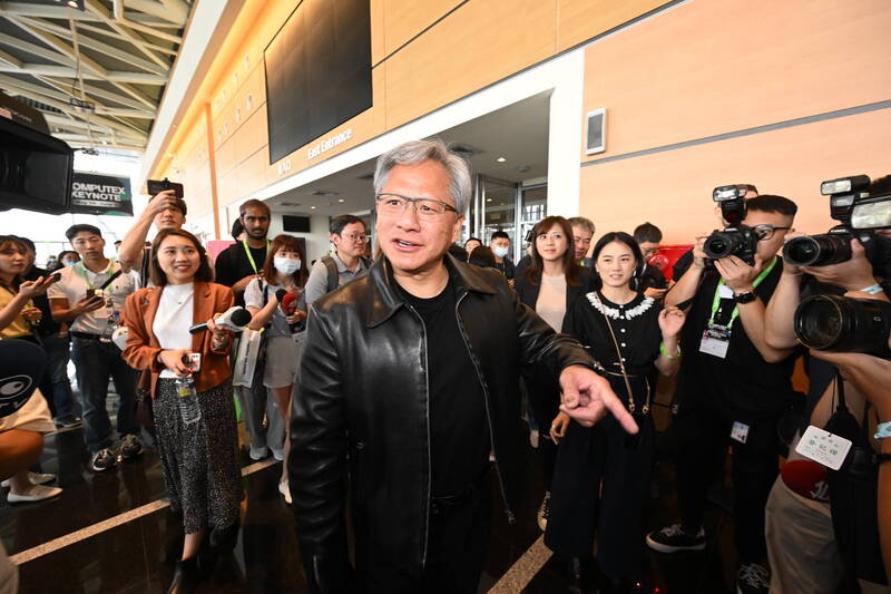 鴻海科技日 黃仁勳到場站台