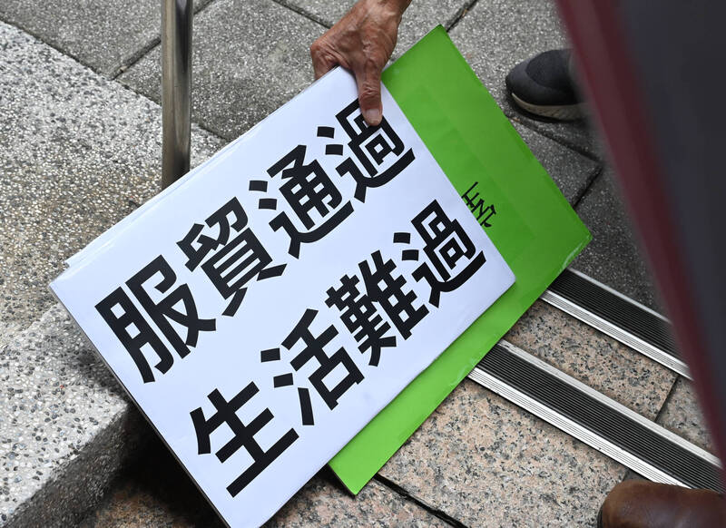 扛布者-為紡織而活的男子:服貿大門絕不能輕鬆敞開 扛布者-為紡織而活的男子:服貿大門絕不能輕鬆敞開