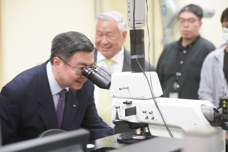 卓揆參訪旺宏電子 肯定重視技術與人才培育