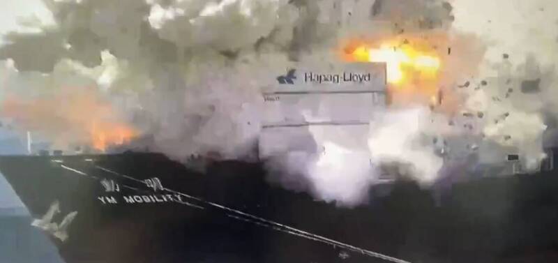陽明貨輪在中國寧波港爆炸！火光濃煙直衝天際 瞬間畫面曝光