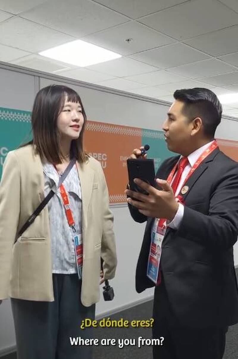 訪各國APEC採訪團記者 祕魯官方IG找本報秀國旗