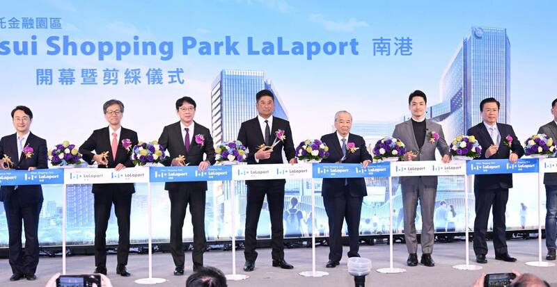 南港Lalaport今開幕 許舒博：工期延長900天、周邊房價漲很大