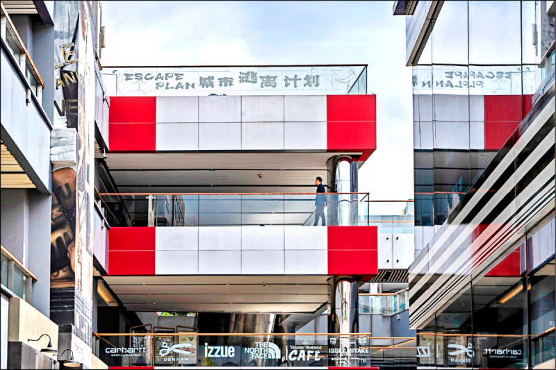 中國產能過剩像疾病 連商場也氾濫