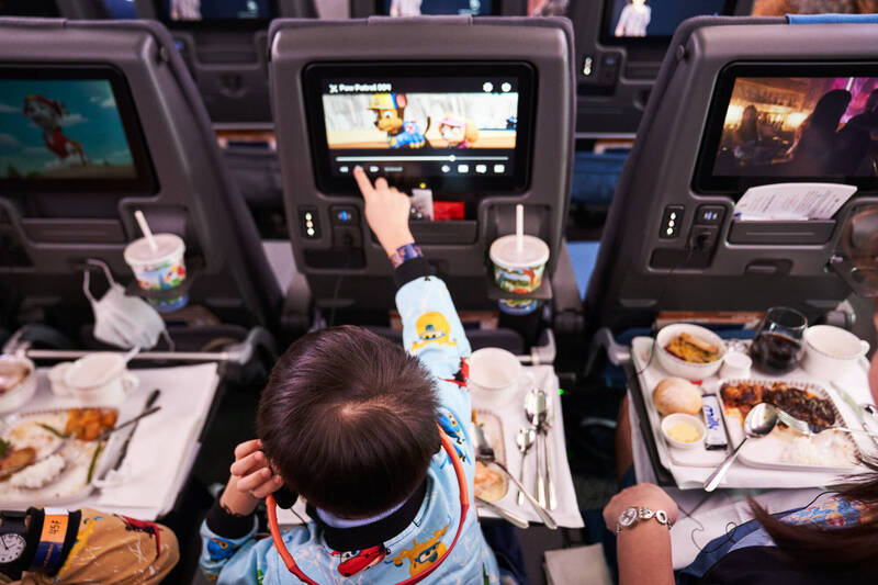 千萬別點海鮮、漢堡！專家教你如何避開飛機餐陷阱