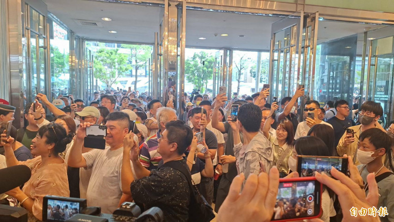 新光三越台中店10點半準時復業 人潮不斷湧入好驚人