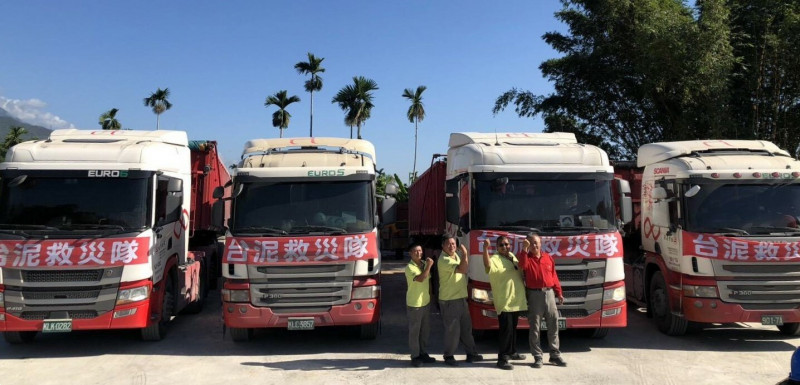 台泥馳援光復運走淤泥 出動35噸斗車每日清運1200噸