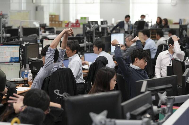 跳槽越多、薪水卻越低！日媒曝 : 上班族「做1事」 等同職涯自殺