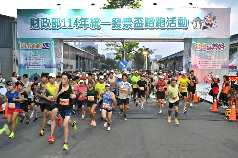 統一發票盃路跑高雄港登場    1.2萬人響應
