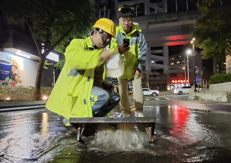 淡水輸水管遭路挖誤損釀6萬戶停水 台水：管線已完成修復