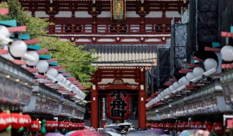 「用鬼錢換幸福」中國遊客將冥紙放入日本淺草寺抽籤箱 引發眾怒