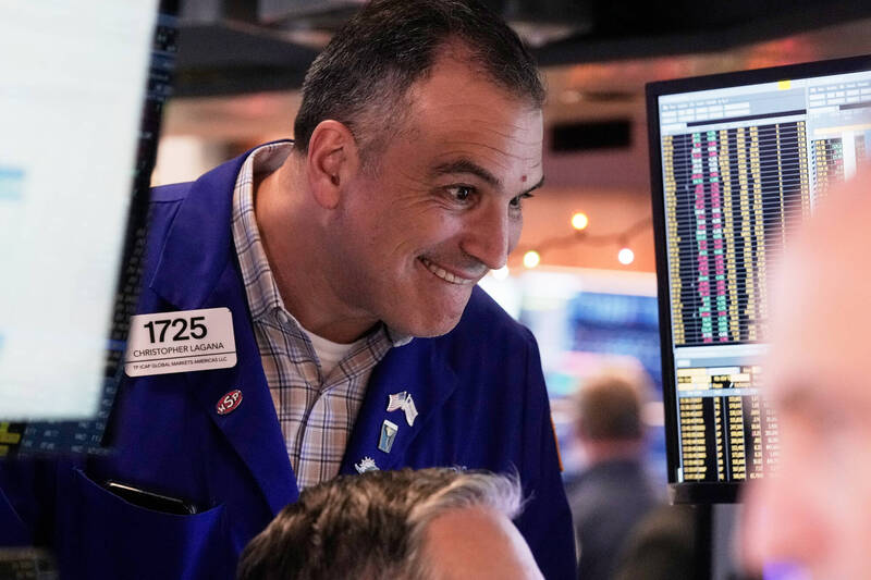 美股收盤》降息預期升高！道瓊收紅185點 台積電ADR漲1.53％