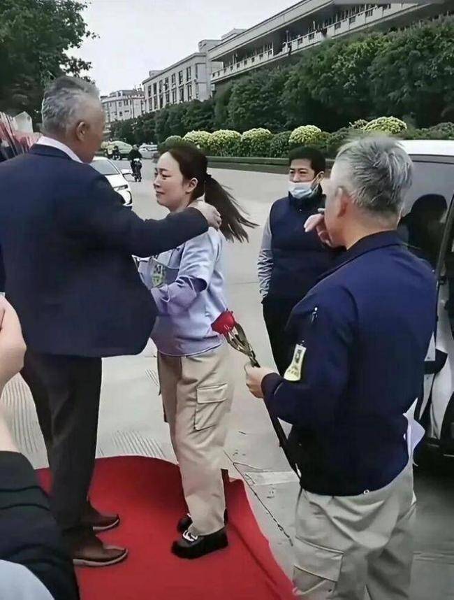 日企佳能關廣東廠給優渥補償金 員工列隊送別日籍總裁引震撼