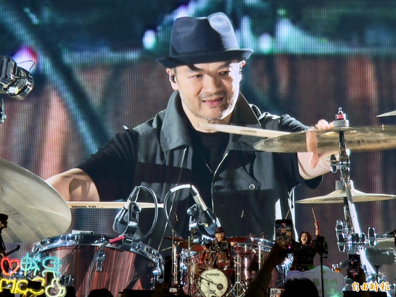 影片曝光！英業達董座化身鼓手 旺年會合體小男孩樂團