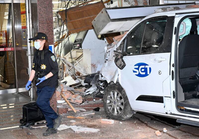 三立採訪車失控衝入彰銀釀10傷 董座胡光華親赴現場指示善後