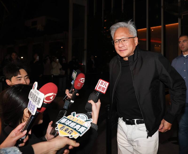 張忠謀坐輪椅出席餐敘 黃仁勳：精神狀態很好