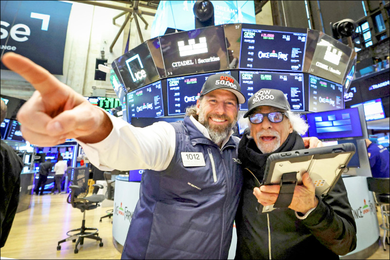 道瓊飆破5萬點大關 川普發豪語任內攻10萬點