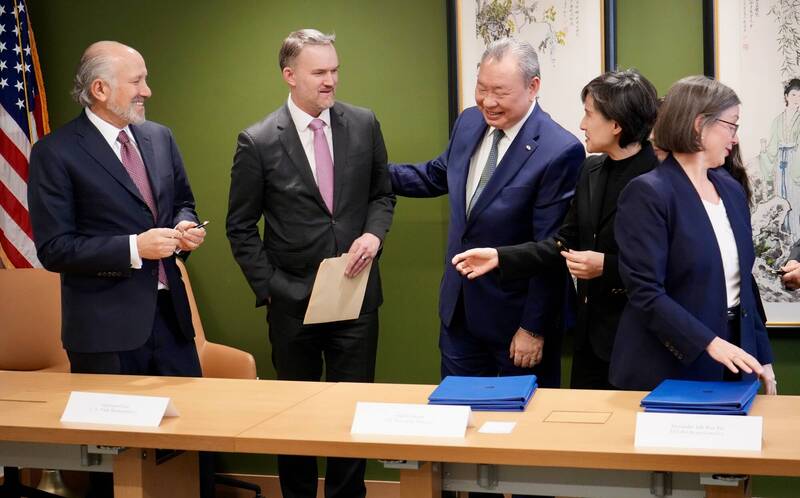 中國大崩潰！台美完成ART簽署  美駐中使館秀4張台美官員開心合影