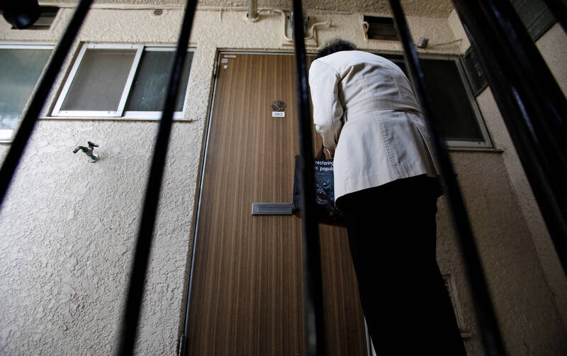 70歲夫婦月領退休金3.6萬元 家中空罐頭、便當滿地 女兒「丟1句話」兩老人被迫搬進社宅