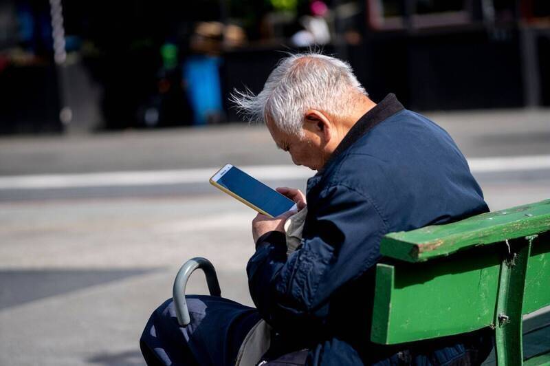 65歲銀行家再就業甘願領月薪2.4萬元卻被拒 500萬退休金被「晚婚育子」啃光