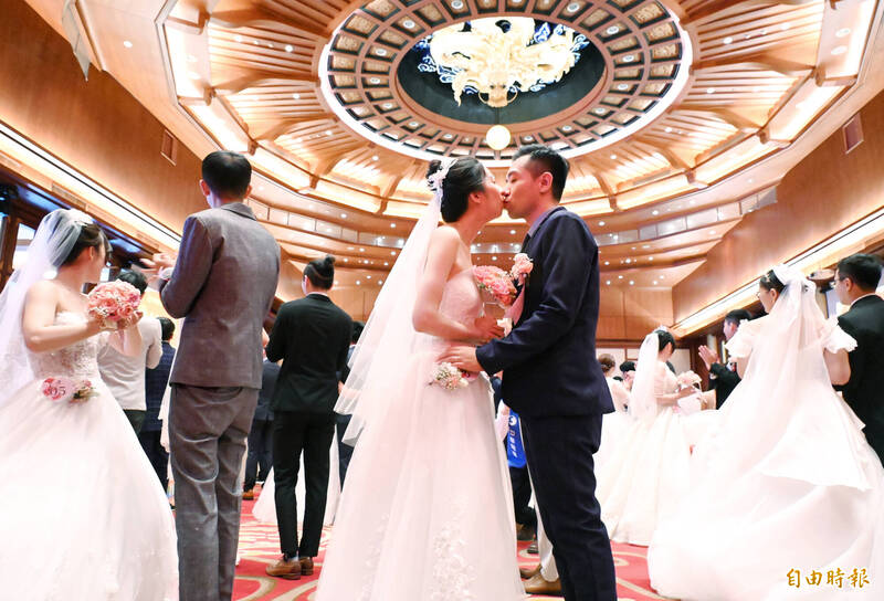 婚育國安危機1》 台灣生育率全球最低、結婚對數破底