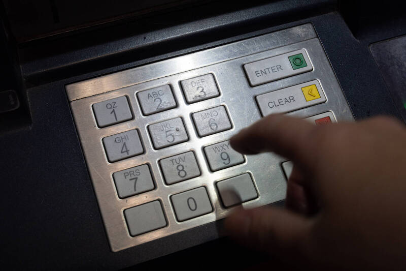 金援兒子慘被當ATM！74歲母親查帳驚見「可怕真相」直接心死