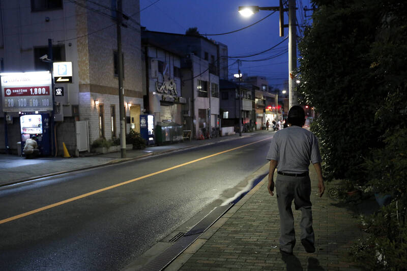 每月給啃老兒4萬元當生活費！68歲包租公見「一則訊息」後背脊發涼