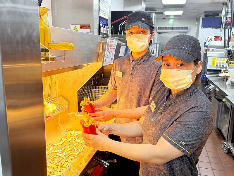＜財經週報-移工商機＞點餐不再雞同鴨講 外籍麥胞肩併肩化解缺工荒