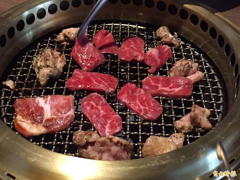 退休公公邀吃燒肉點滿一桌！結帳竟叫媳婦買單 還說「我們是一家人」