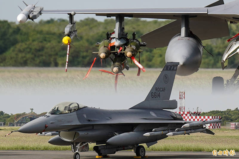 台海軍情》F-16V掛載6枚AIM-120 C7飛彈  戰力強大有效壓制共軍