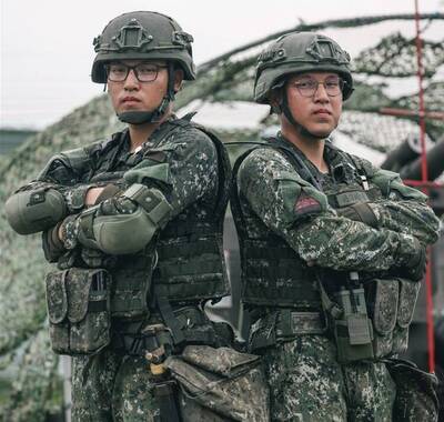 Real Brother in Army！ 584旅兄弟檔協力完成105砲實彈測考