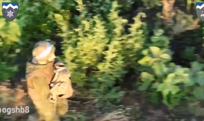 影片曝光！ 俄軍遇烏無人機主動投降 一路跟回烏軍陣地