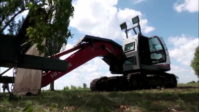 烏克蘭軍民合作  挖掘機變身高效排雷機