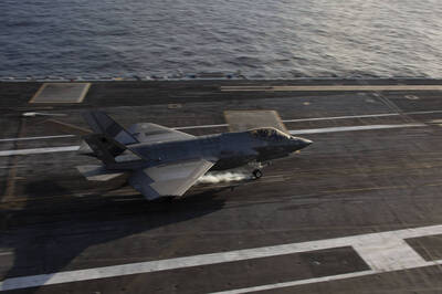 反制你的反匿蹤！「鏡像塗裝」F-35C罕見現身美軍林肯號航艦