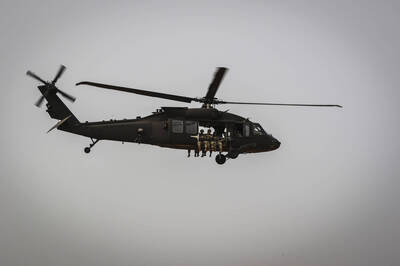 美陸軍將裁近160架「黑鷹」直升機 騰出空間給「勇者」接班