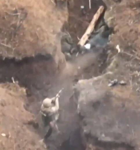 激戰！ 烏軍壕溝近距離擊斃2名俄軍