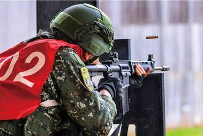 憲兵「天下第一營」實戰化訓練 官兵須快速戴防護面具後開火