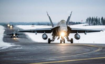 軍武圖輯》芬蘭F/A-18戰機戰備道操演 雪地低空衝場帥炸！