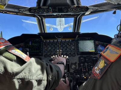 JP-8加滿！「民間加油機」首次為B-52轟炸機、MC-130J運輸機加油