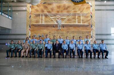 「戰機轟鳴是讓民眾安心的聲音」 顧立雄視導慰勉海空軍