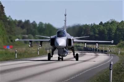 800公尺短場起飛 瑞典JAS-39「獅鷲」戰機戰備道操演炫技