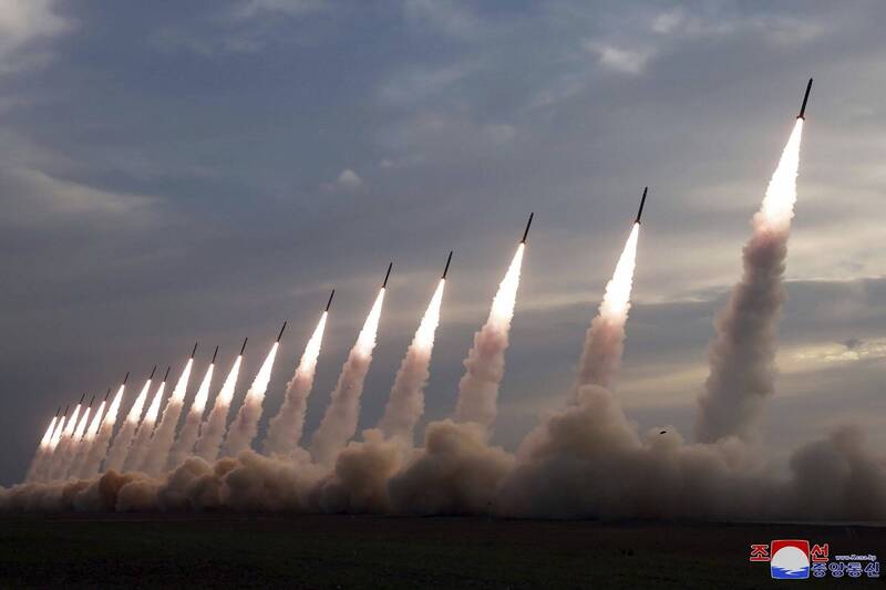 北韓射擊超大型火箭砲示威 金正恩促「狠抓核武建設」