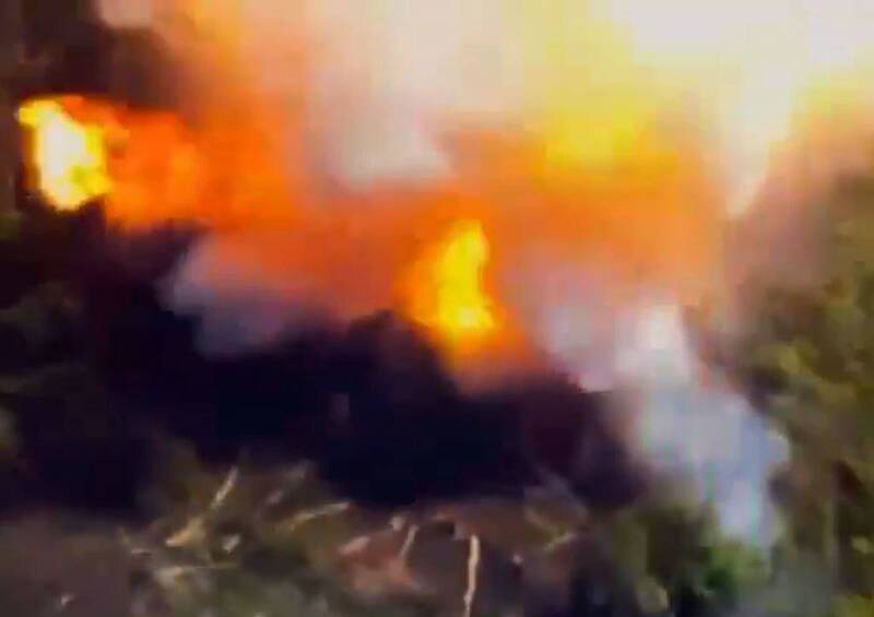 烏克蘭無人機襲擊 俄2S19 Msta-S自走砲變火球