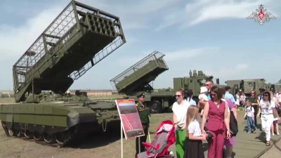 俄出動新款溫壓武器 TOS-3「龍式」火箭系統高調亮相